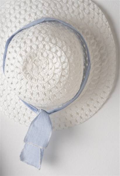 VESTITO CON CINTURA E CAPPELLO